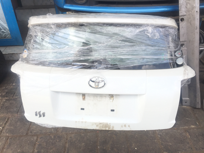 Toyota ist boot door