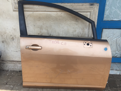 Nissan Tiida frant right side door