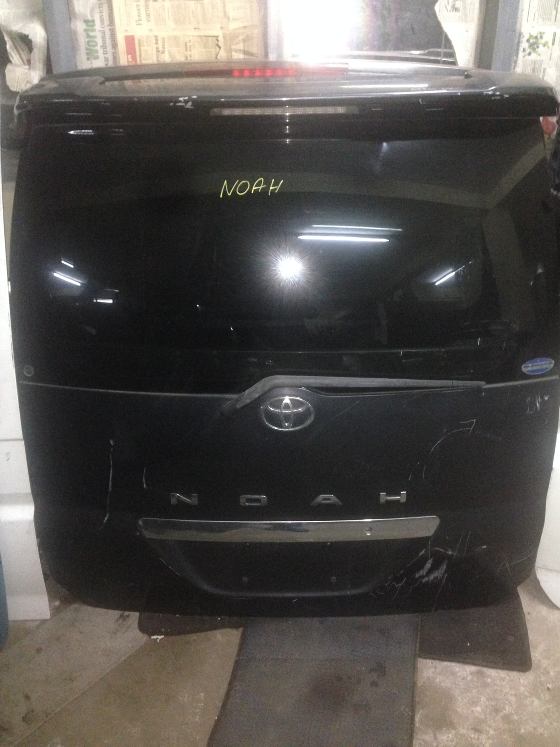 Toyota NOAH boot Azr70