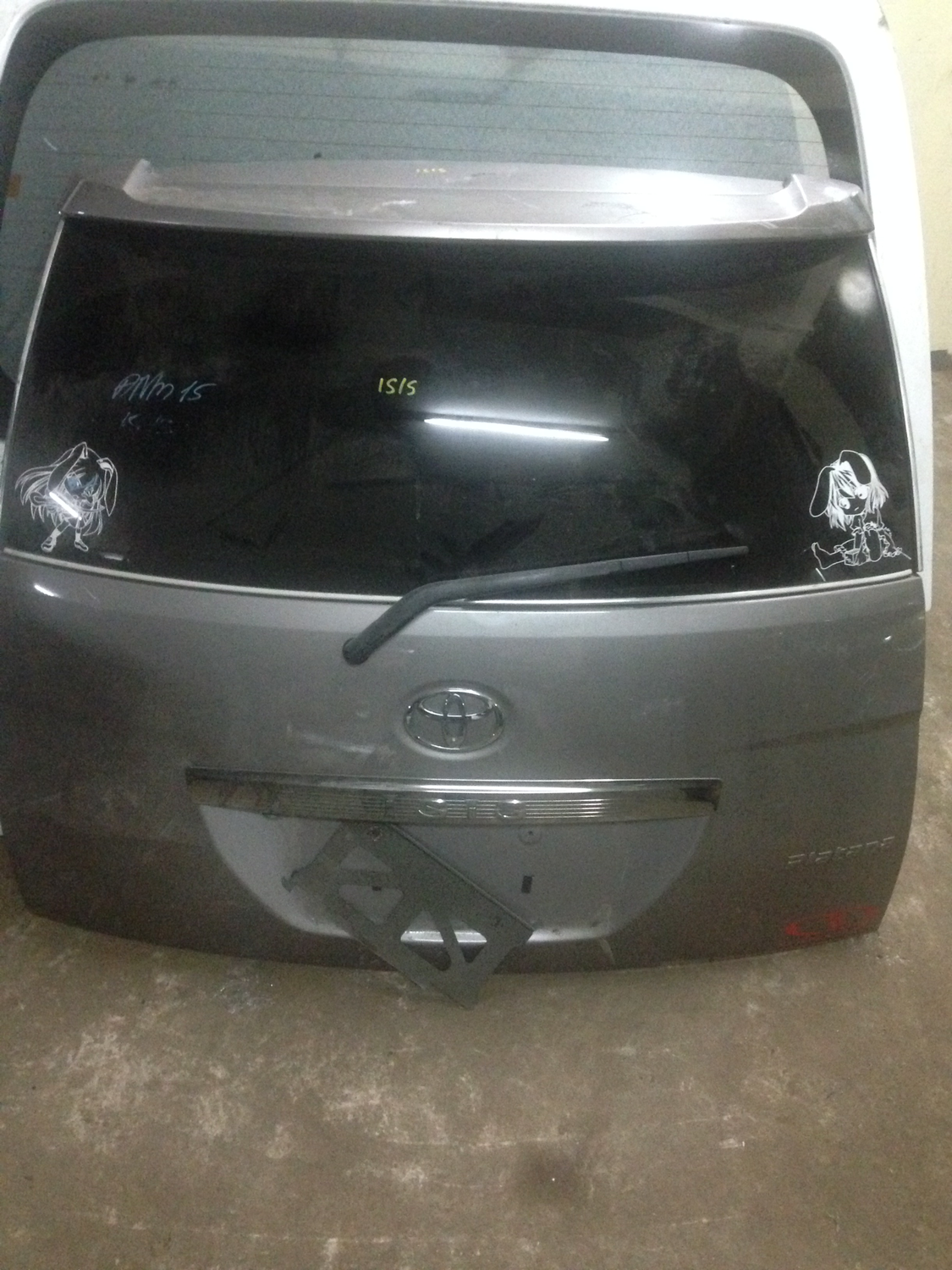 Toyota Isis boot