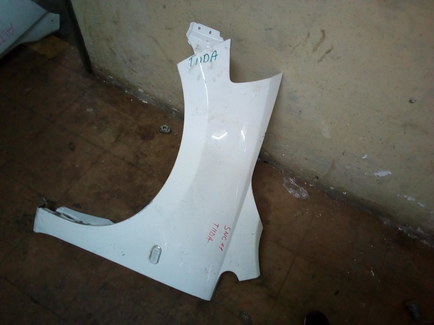 Nissan tiida wing