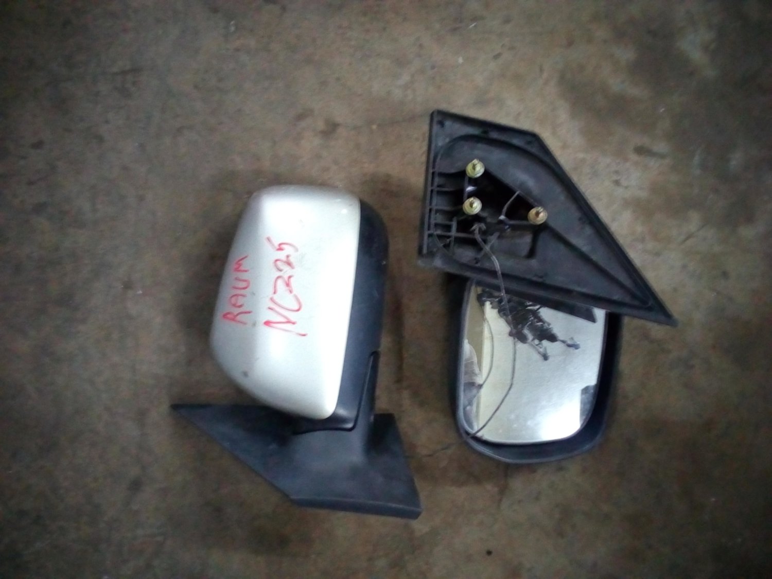 Toyota raum side mirrors