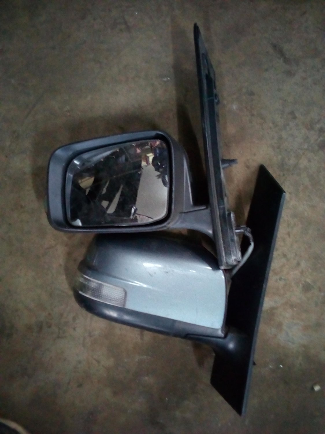 Nissan serena side mirror (with indicator )