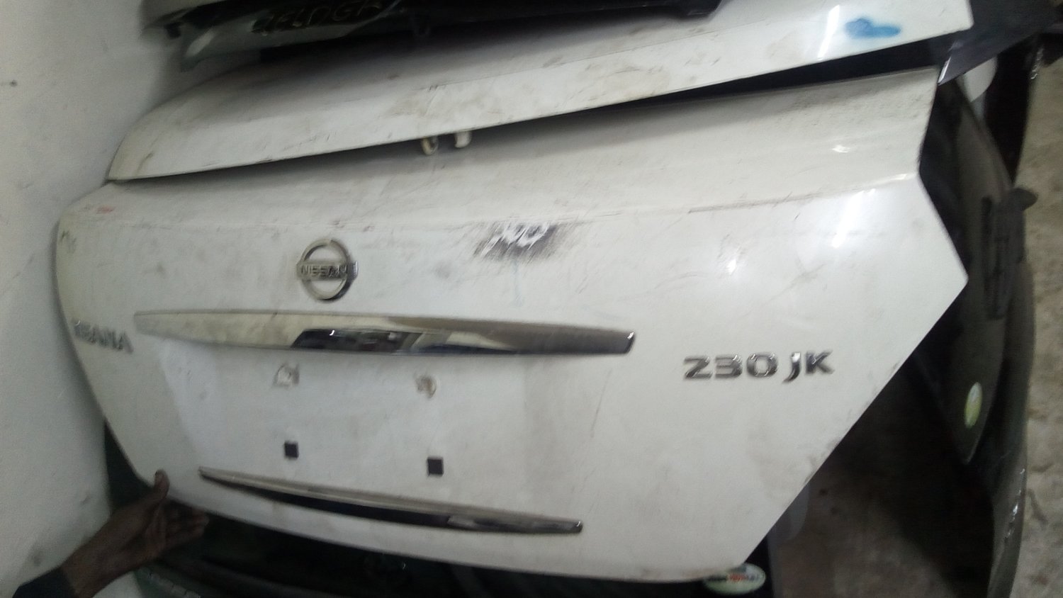 Nissan teana boot