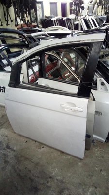 Toyota Isis front left door