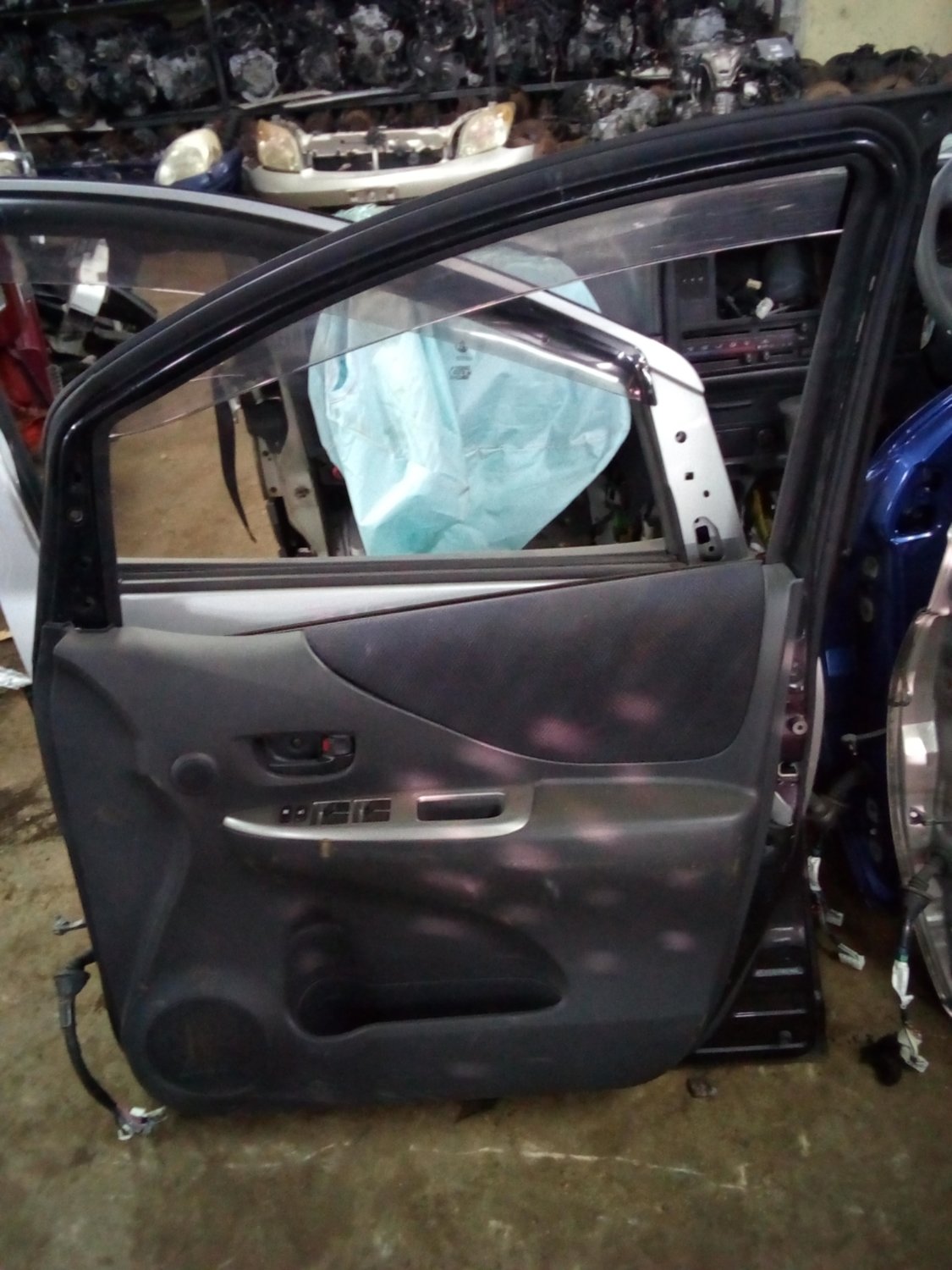 Toyota ractis drivers door