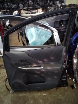 Toyota ractis drivers door