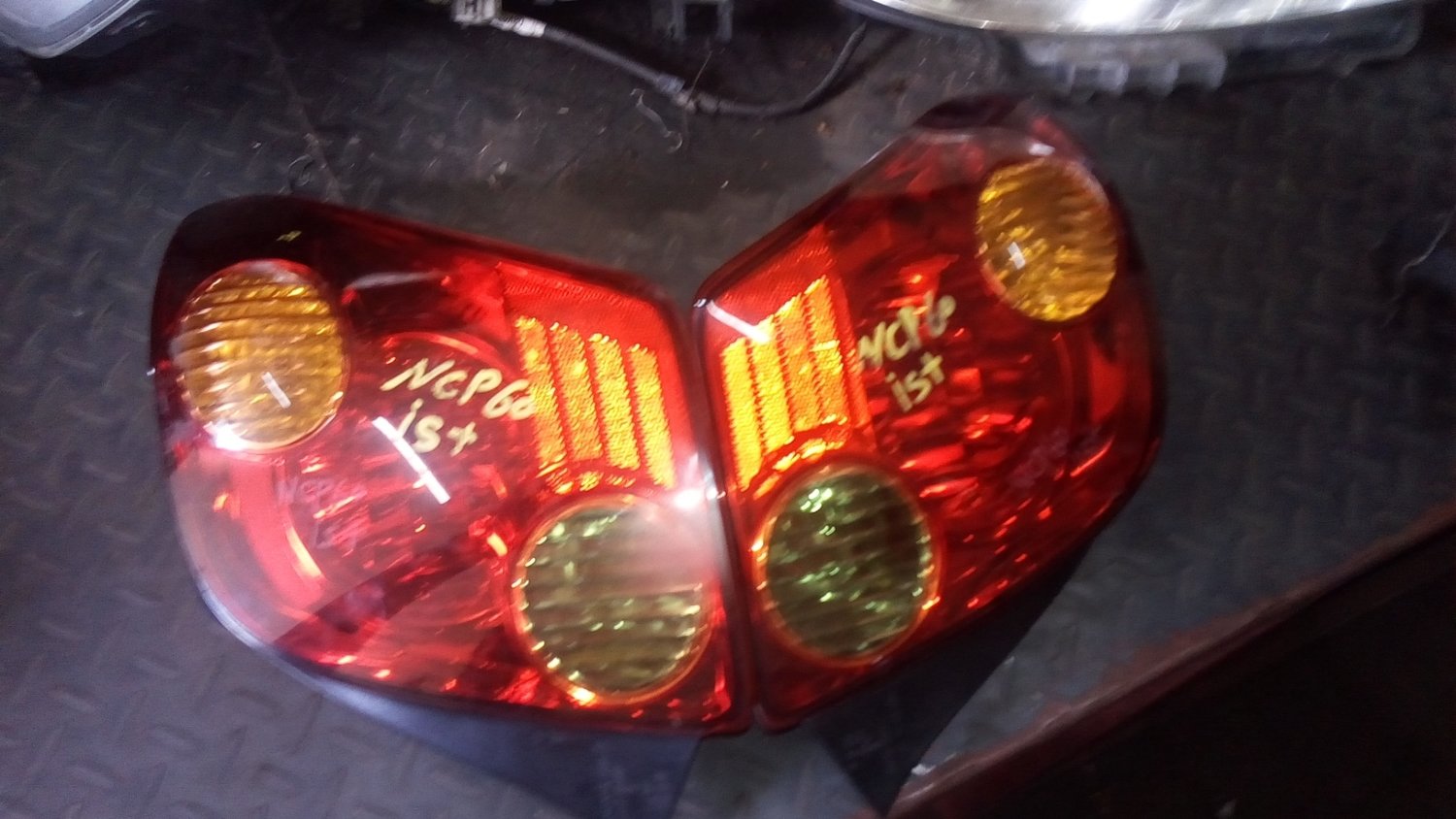 Toyota ist ncp60 tail lights