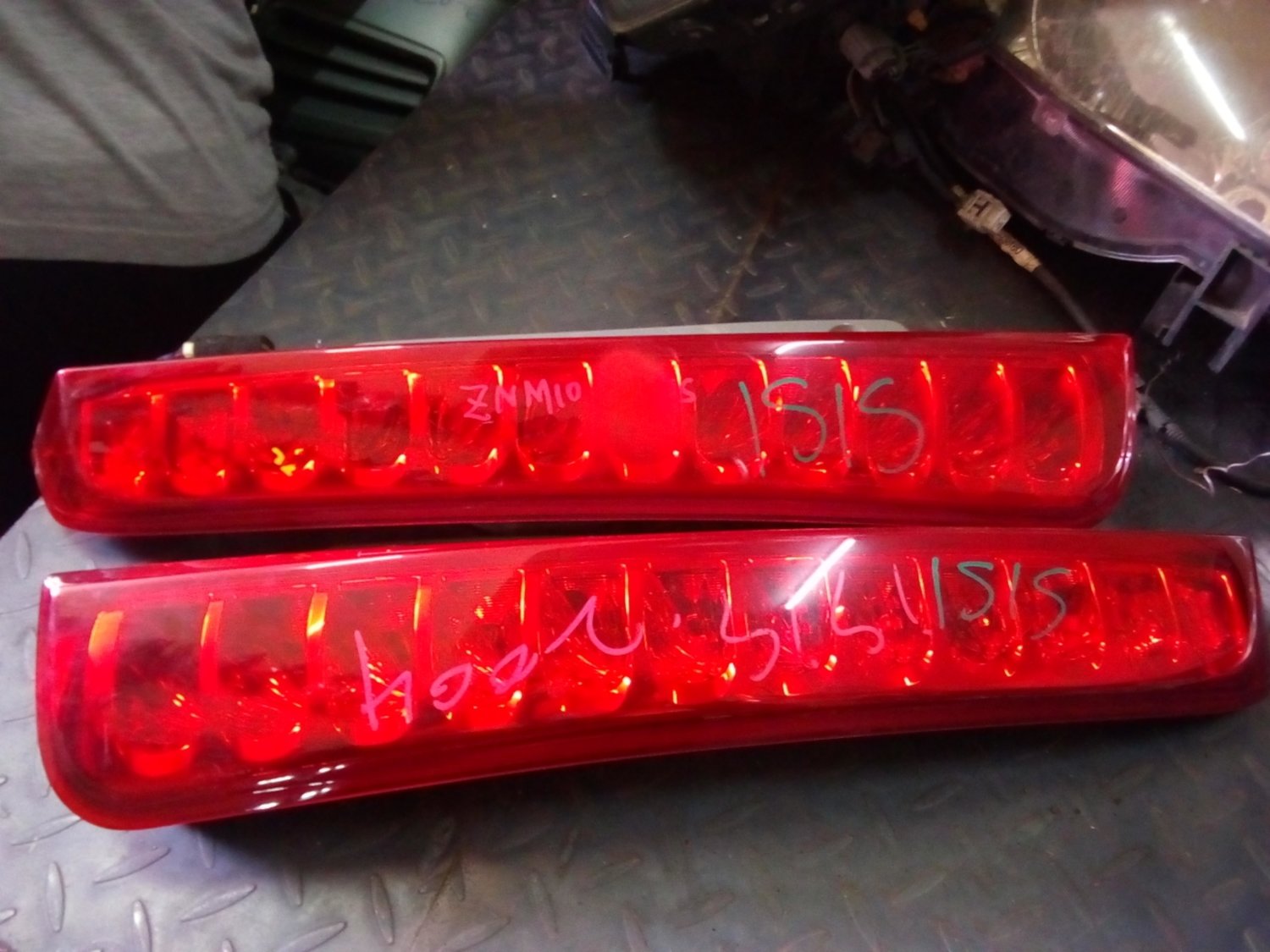 Toyota ISIS tail lights