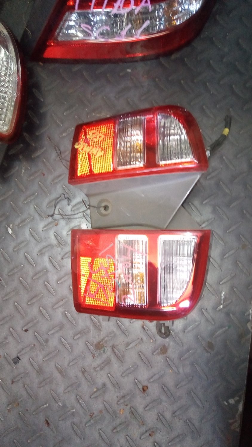 Toyota isis 2004 tail lights