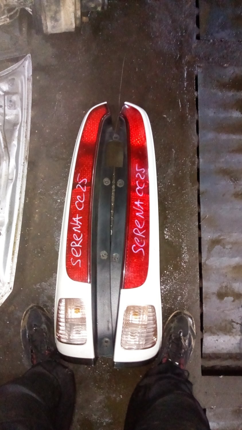  Nissan Serena cc25 tail lights