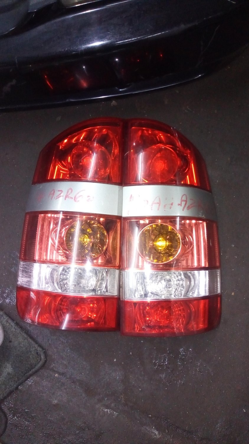 Noah azr60 tail lights