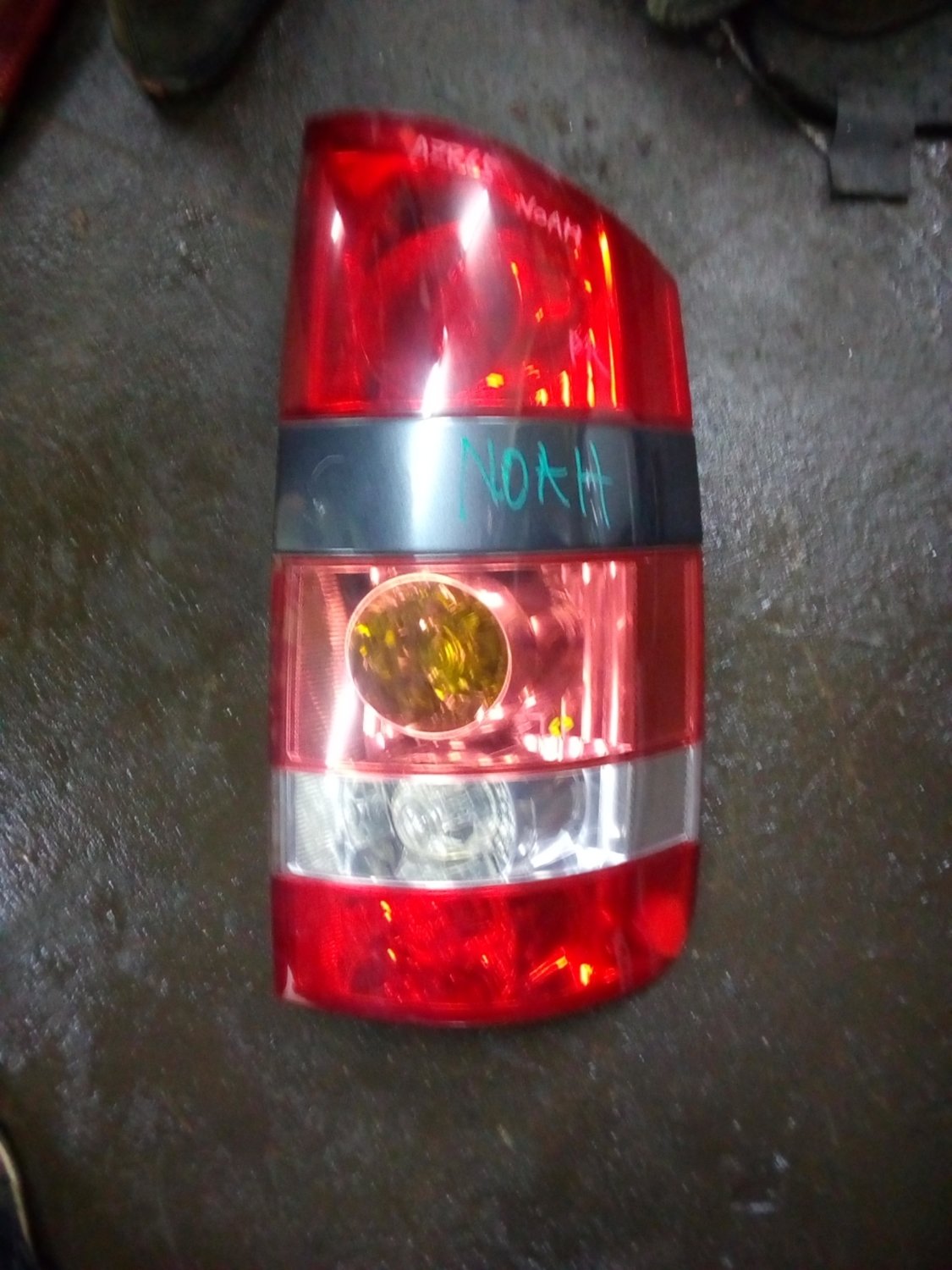 Toyoata Noah tail light right