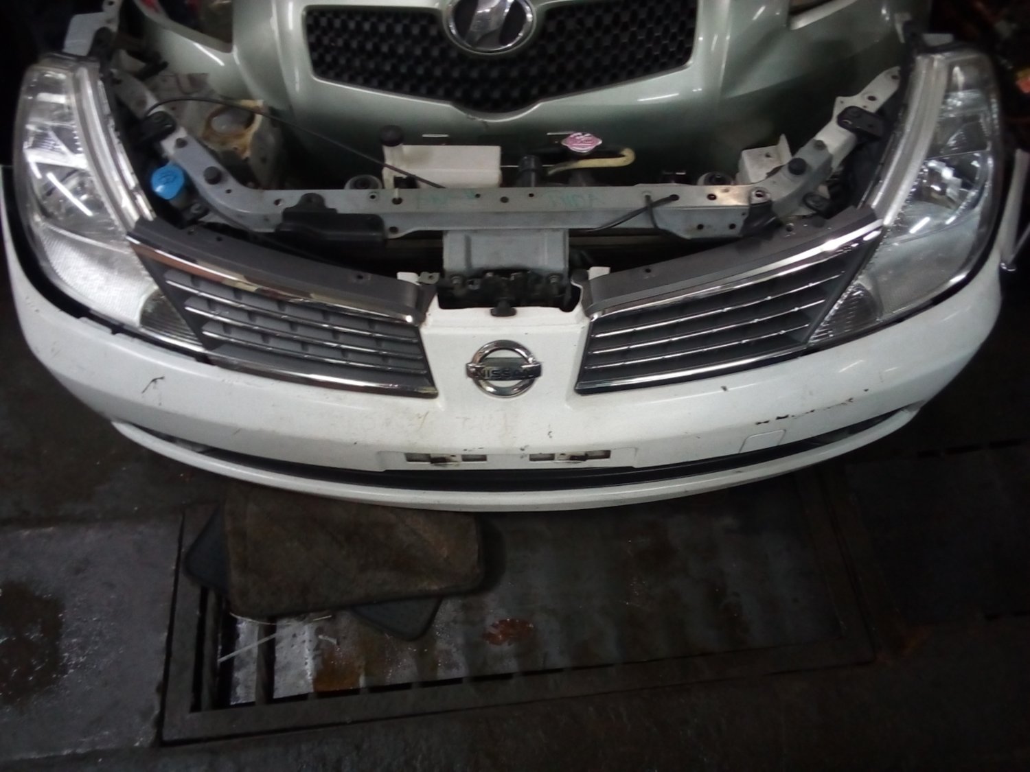 Nissan Tiida nose cut