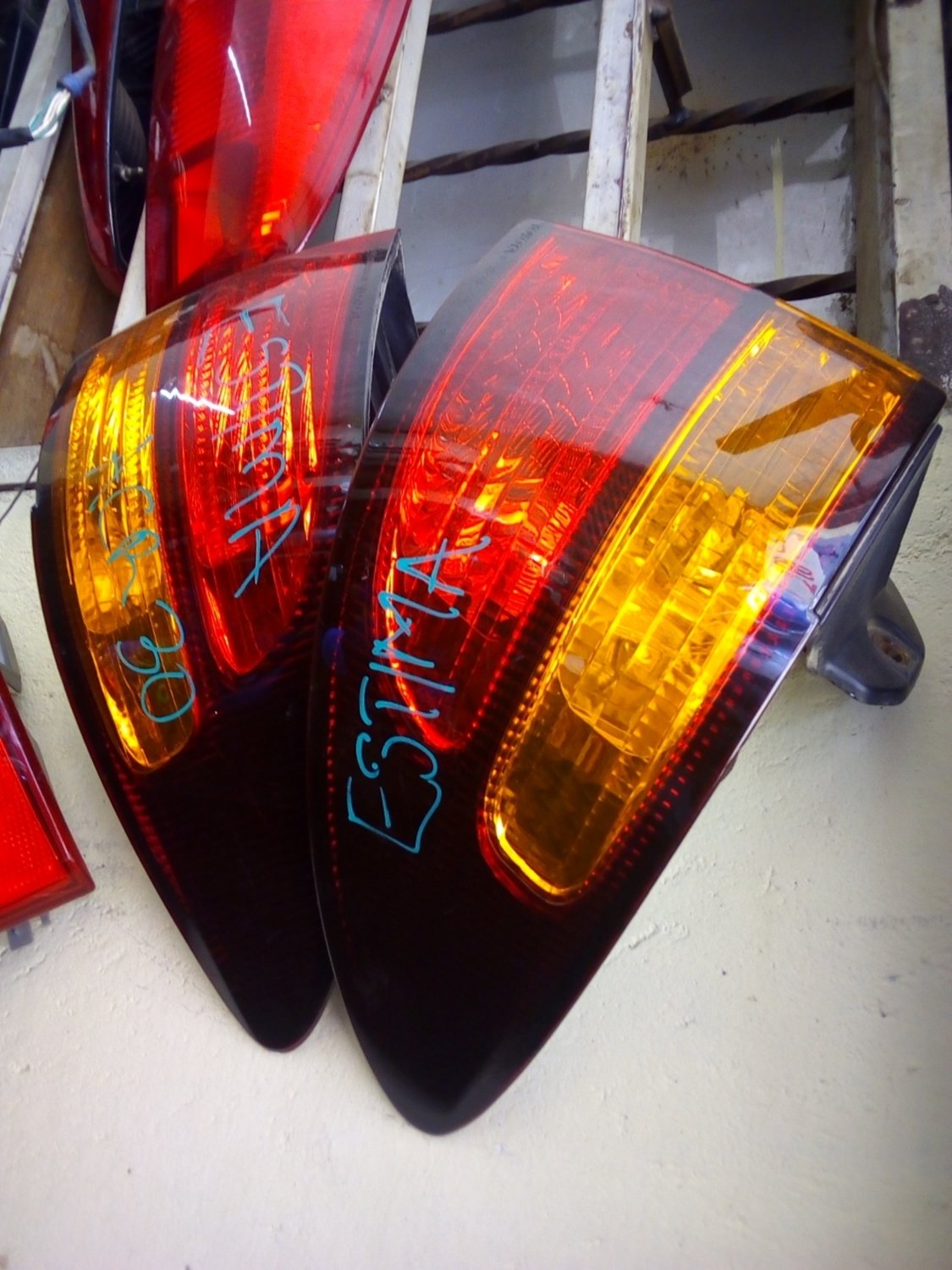 Toyota estima tail light