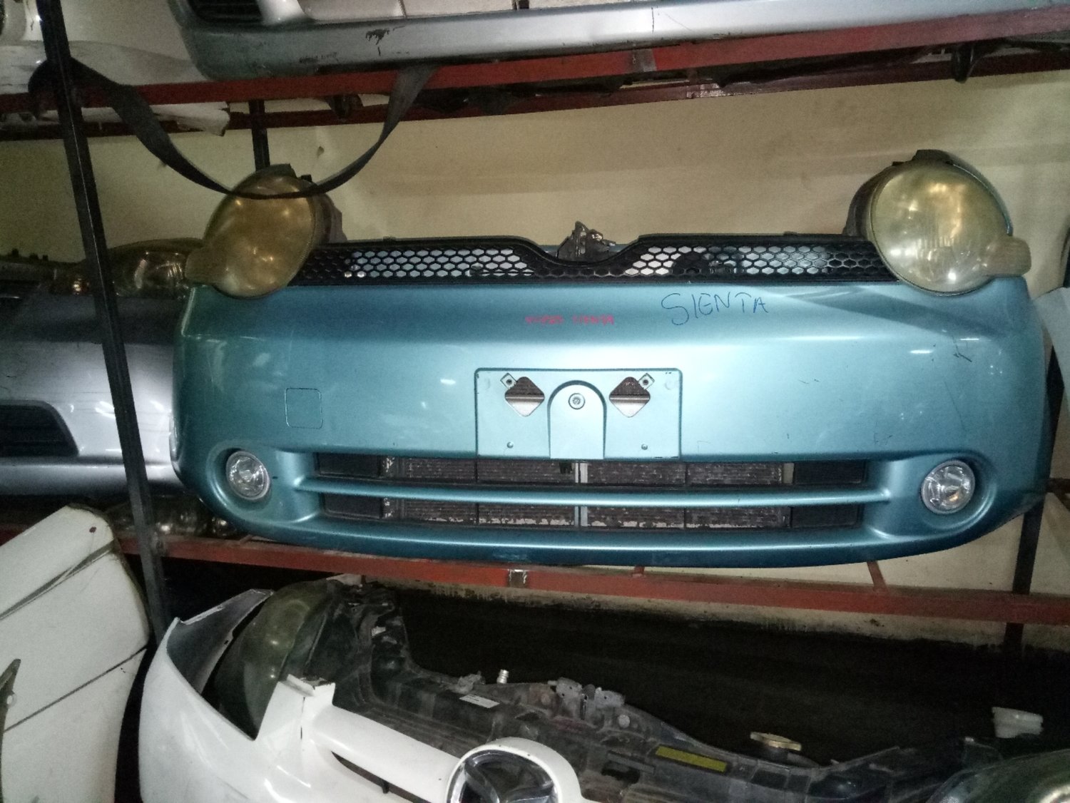 Toyota Sienta nose cut