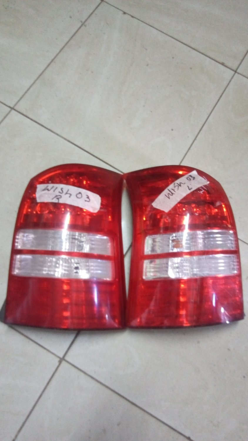 Toyota wish 2003 tail lights