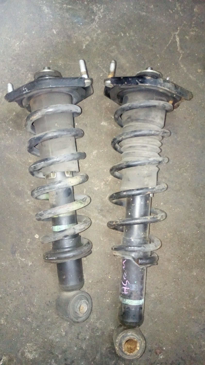 Toyota Sienta ncp81 front shocks Toyota Sienta ncp81 front shocks