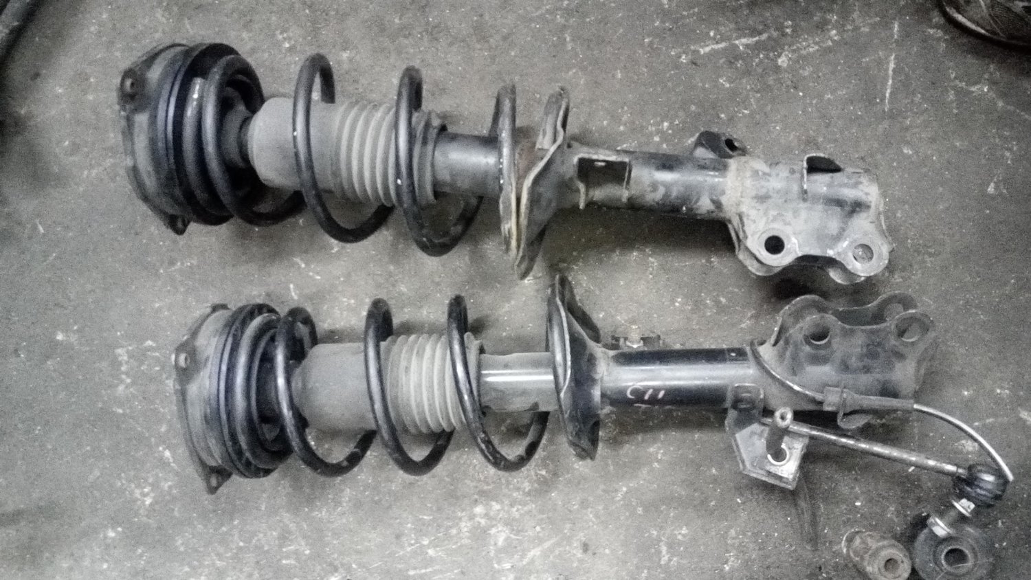 Nissan tiida front shocks Nissan tiida front shocks