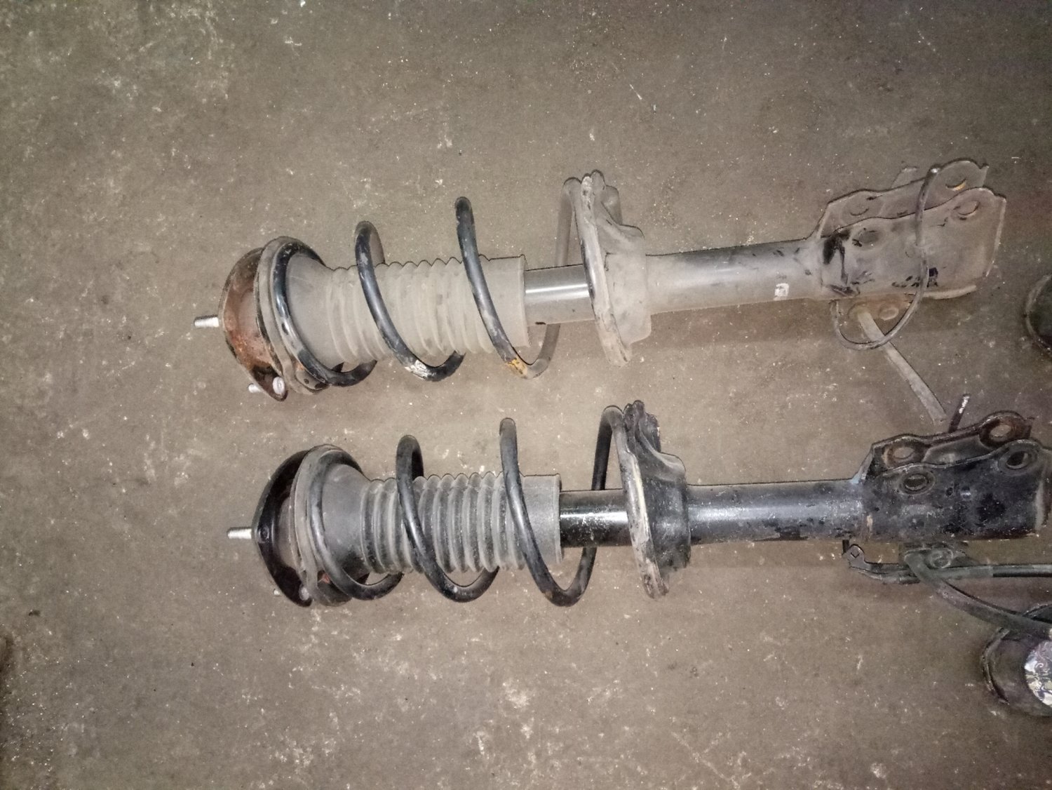 Toyota Ist front shocks Toyota Ist front shocks