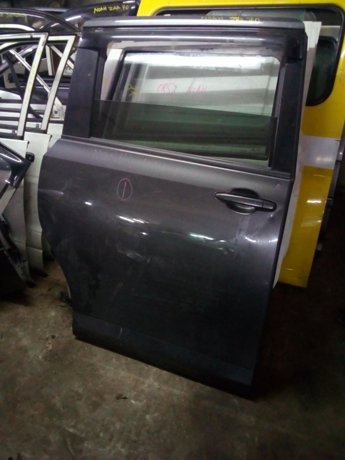 Toyota Noah sliding door left