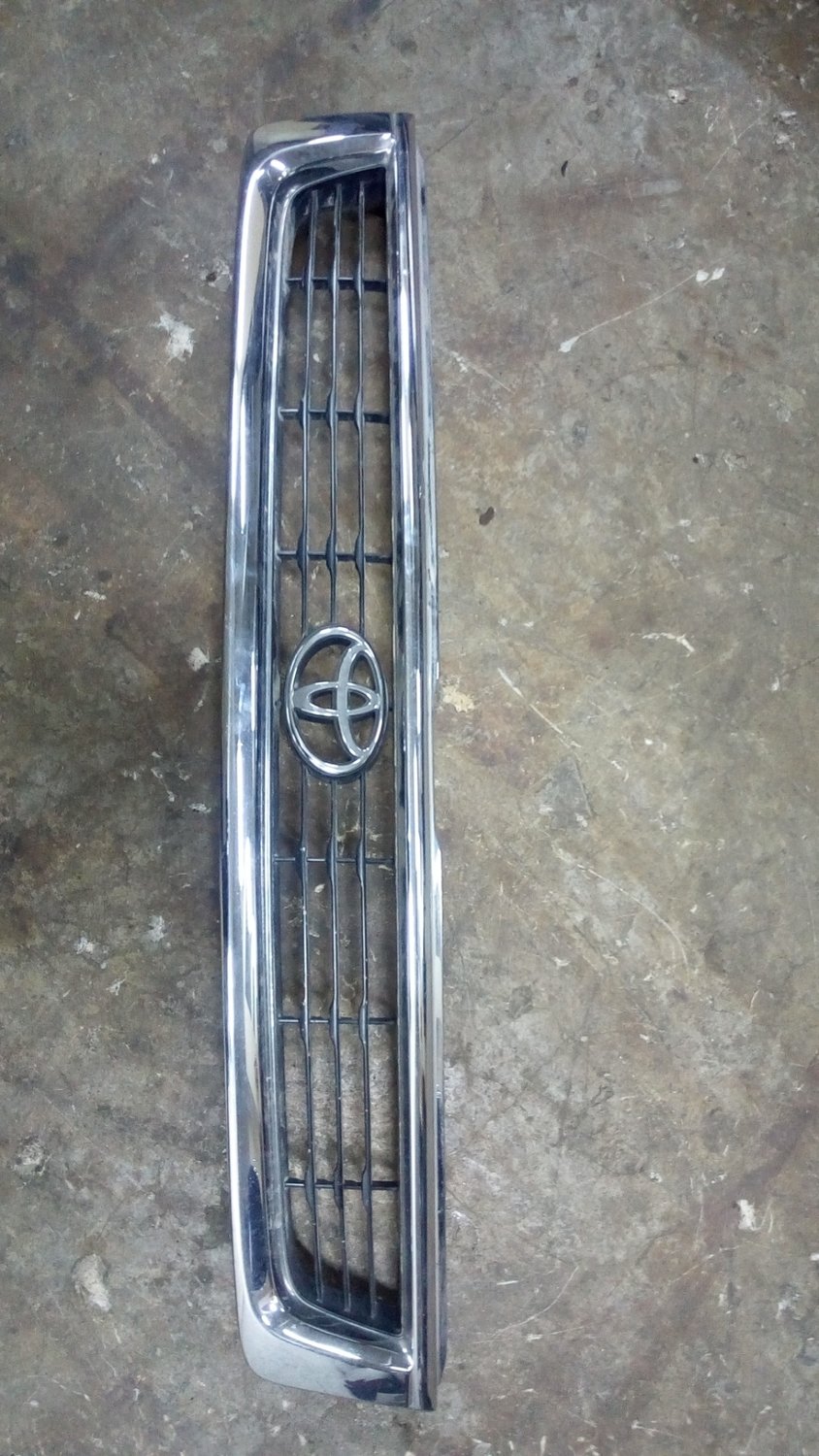 Toyota hiance grill