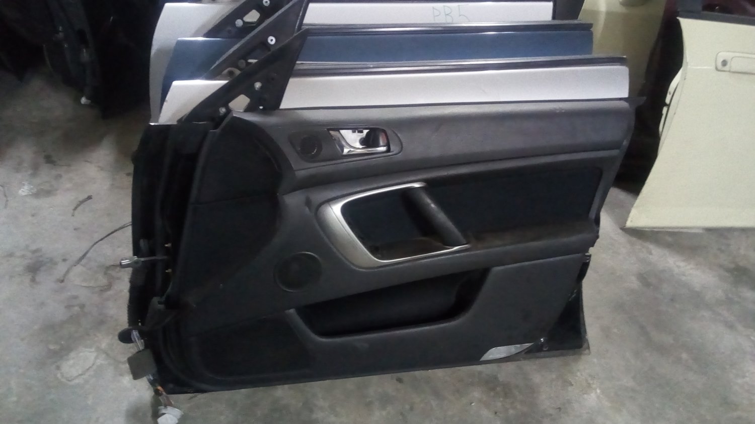 Subaru legacy bp5 driver door