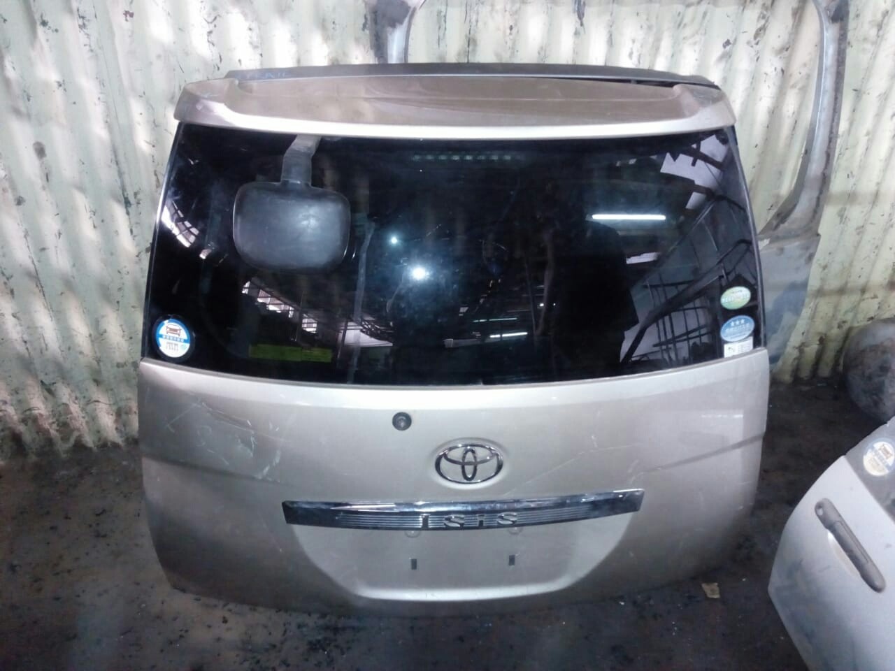 Toyota Isis 2006 boot Toyota Isis 2006 boot