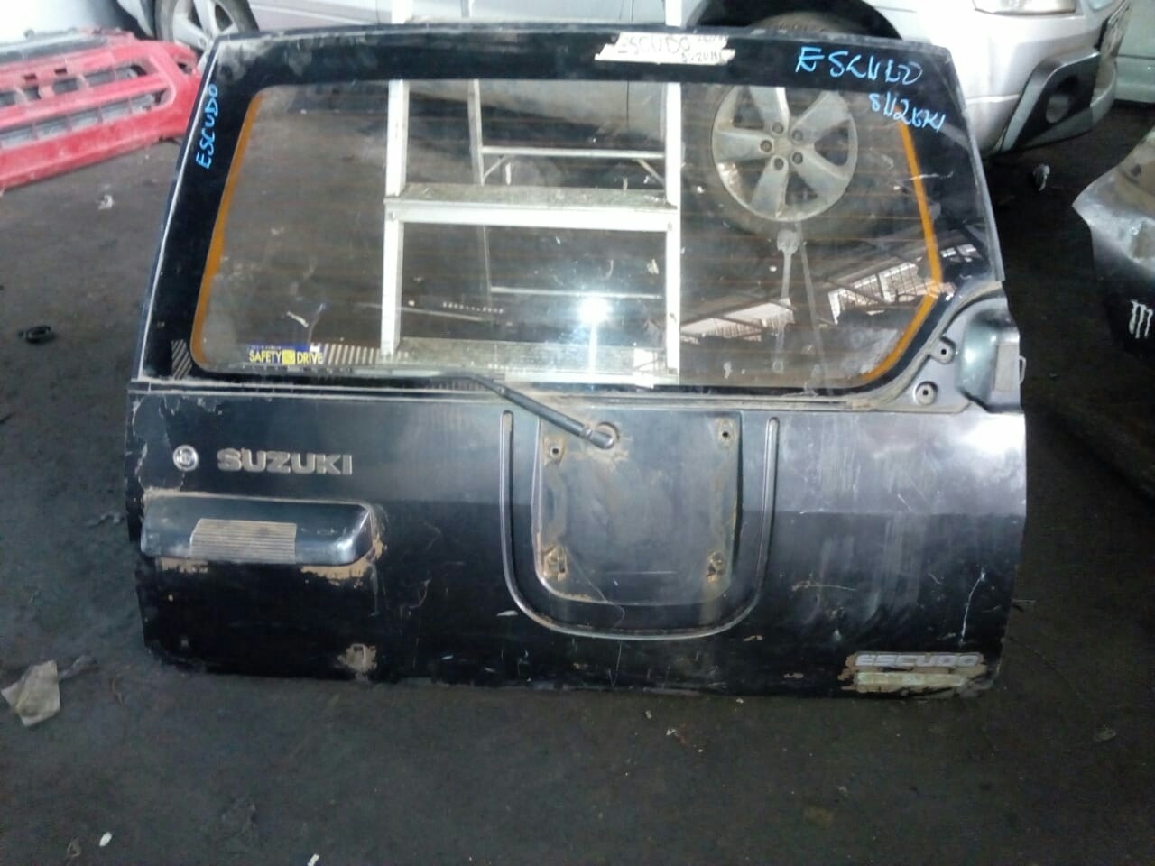 Suzuki Escudo (Old model) Boot door