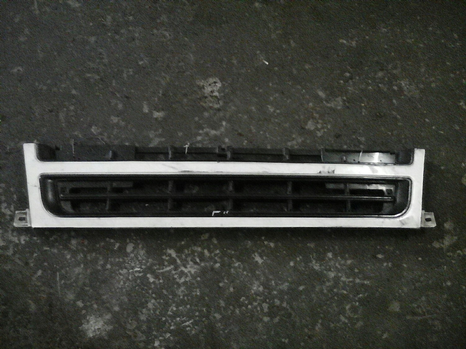 Mitsubishi FH grill