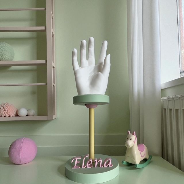 Gepersonaliseerd 3D Babyhandje op Design Voetstuk