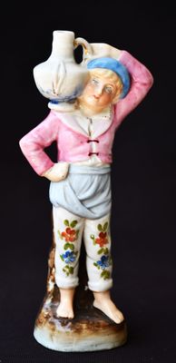 Порцеланова фигура "Момче със стомна"