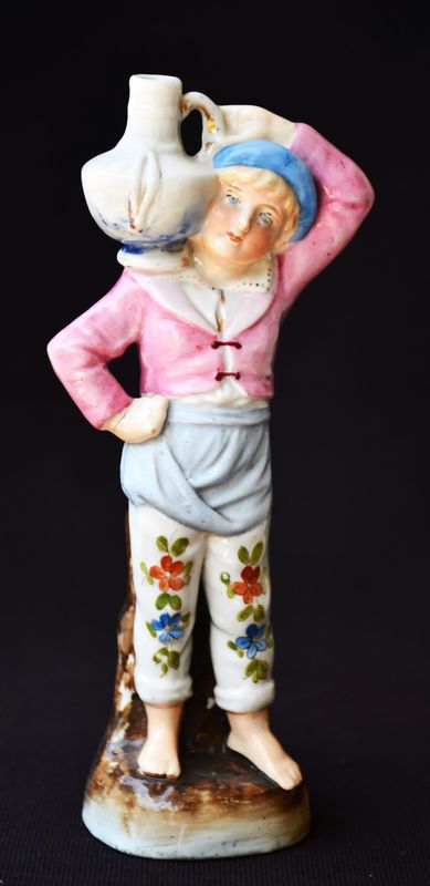 Порцеланова фигура "Момче със стомна"