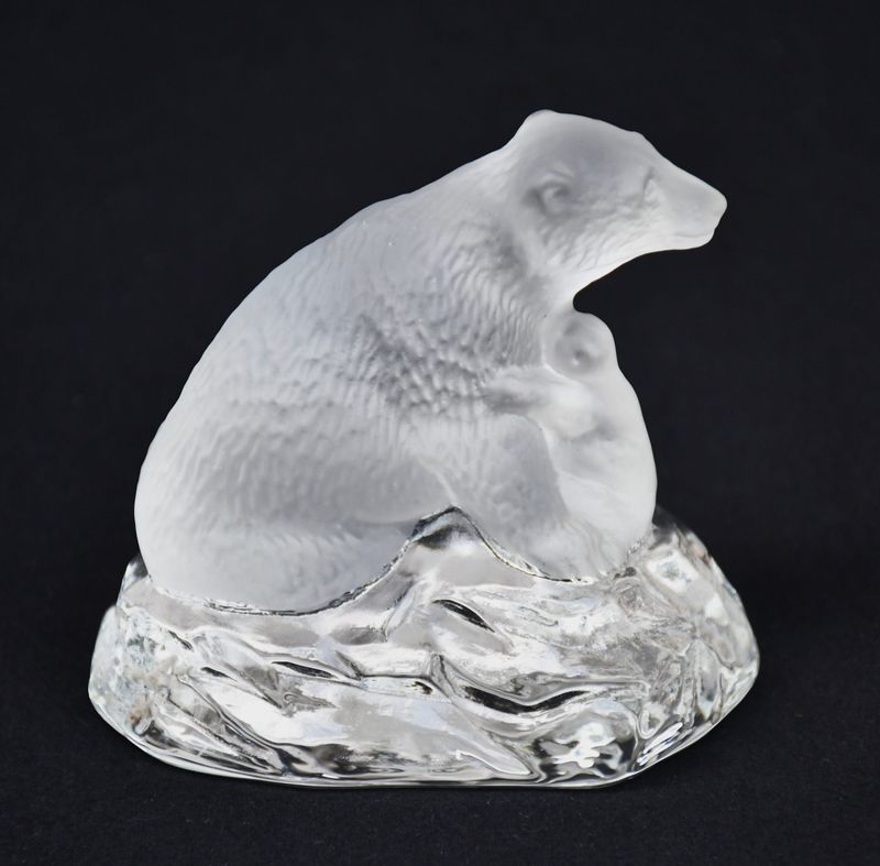 Полярна мечка с мечето си - кристална скулптура на SEA Glasbruk Kosta