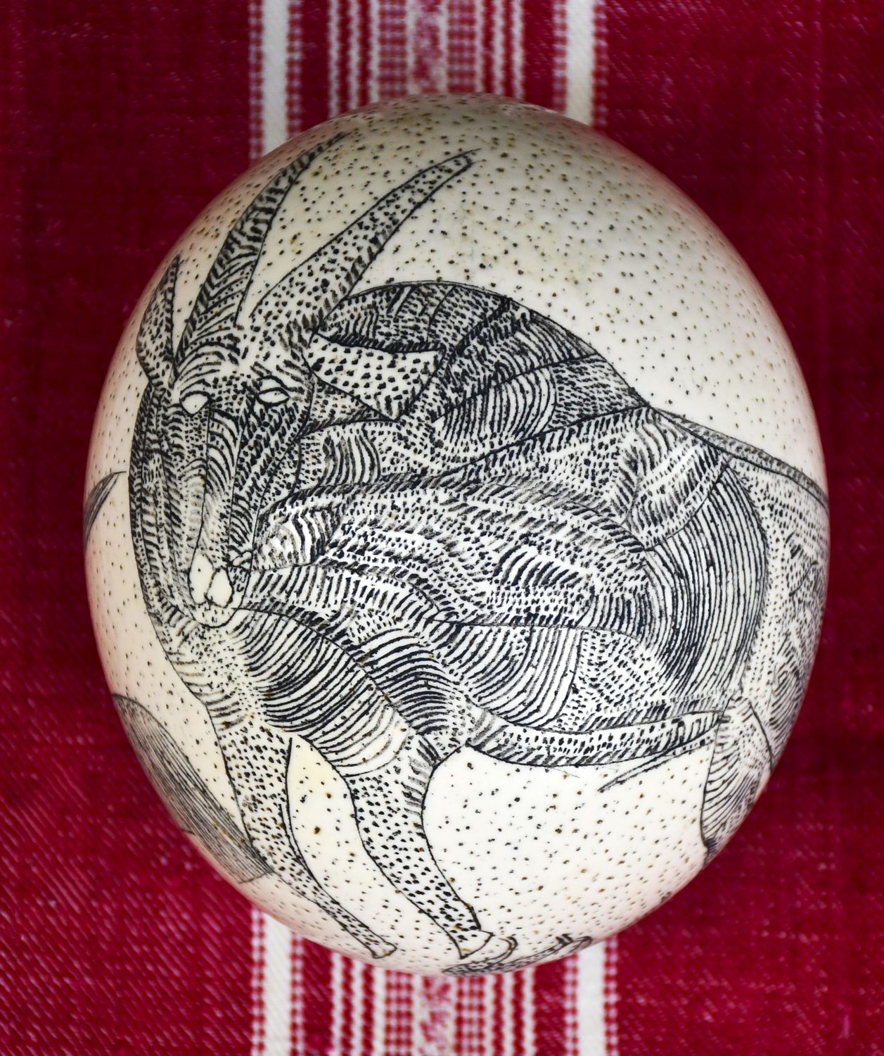 "Татуирано" щраусово яйце