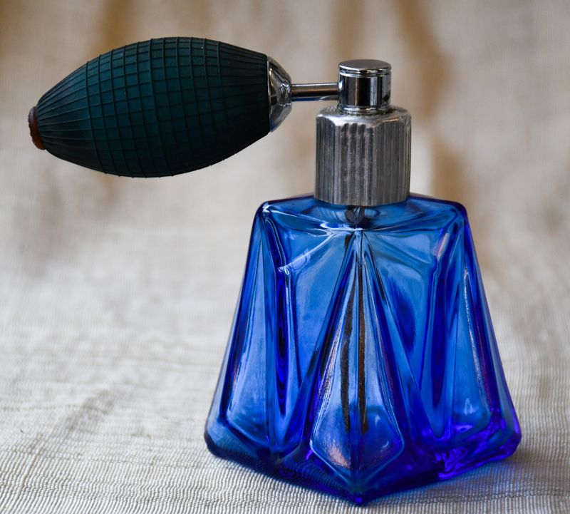 Ретро парфюмена бутилка с пулверизатор