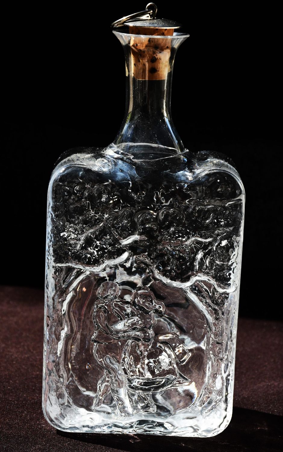 Декантер на  Kosta Boda. Дизайн на Kjell Engman. Декантер на  Kosta Boda. Дизайн на Kjell Engman.