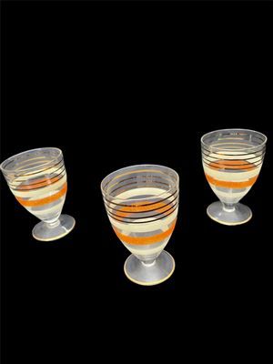 Стъклени чаши със столче