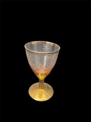 Стъклени чаши със столче- на брой