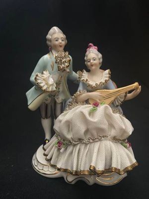 Порцеланова статуетка Порцеланова статуетка