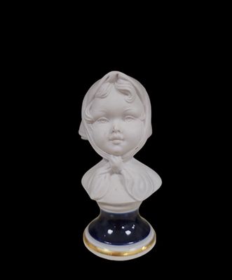 Порцеланова статуетка Порцеланова статуетка