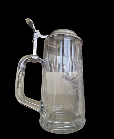 Стъклена халба с капак ,вместимост 0,5L