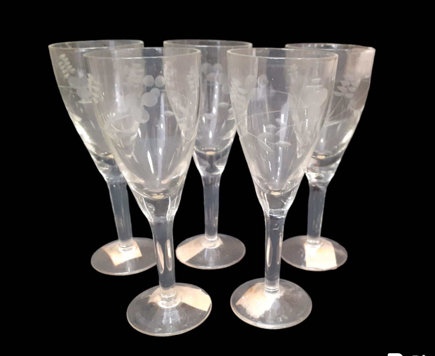 Стъклени чаши със столче - на брой Стъклени чаши със столче - на брой