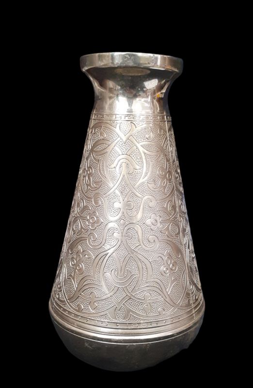 Метална ваза