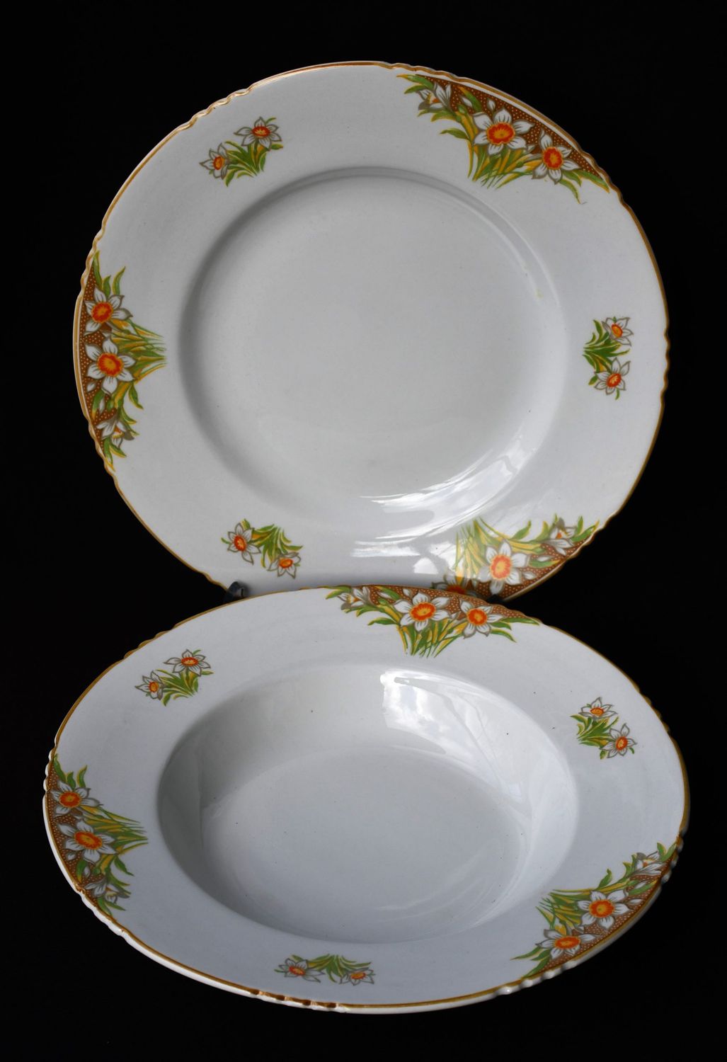 Английски порцеланови чинии от John Maddock & Sons. Английски порцеланови чинии от John Maddock & Sons.