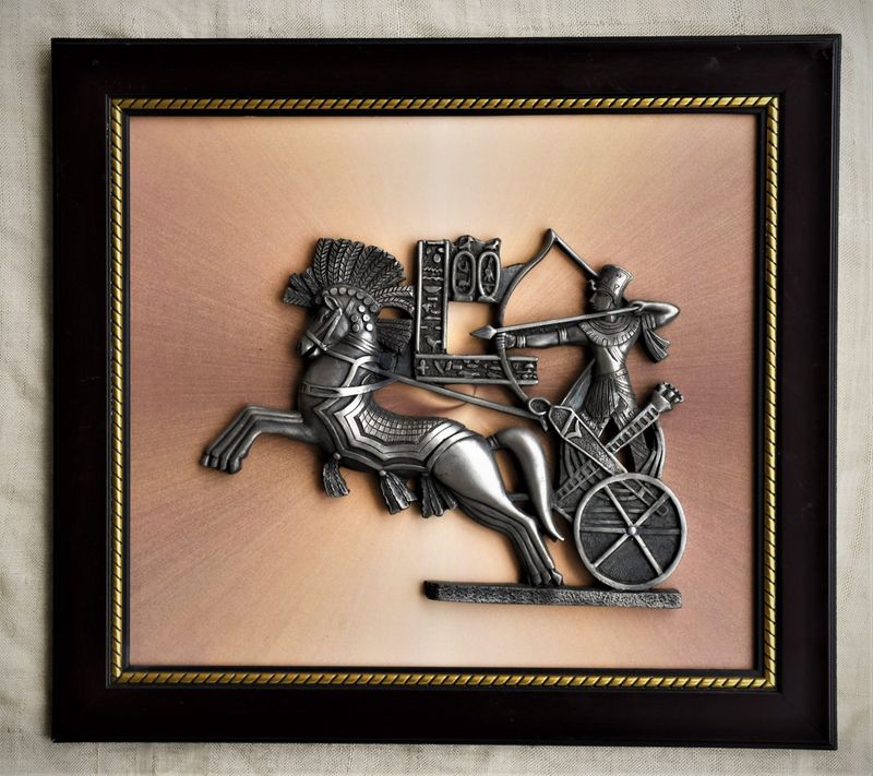 Метален релеф "Рамзес II в бойна колесница"