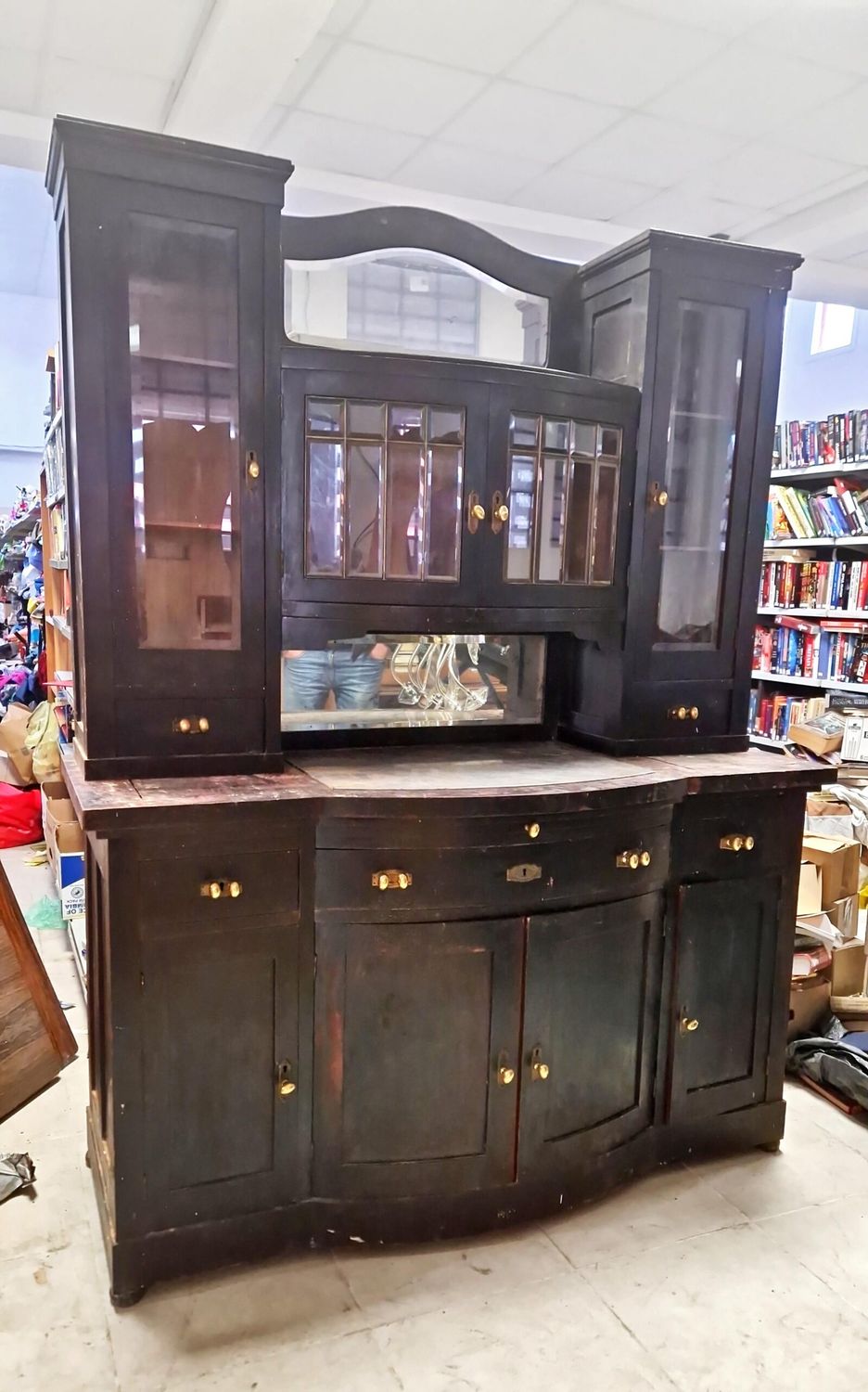 Бюфет с фаситирани стъкла