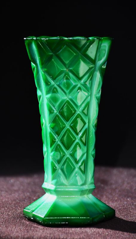 Малка винтидж ваза от малахитово стъкло