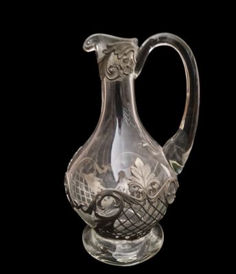 Стъклена гарафа с метален обхват