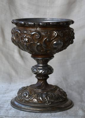 Античен бокал с барокова декорация